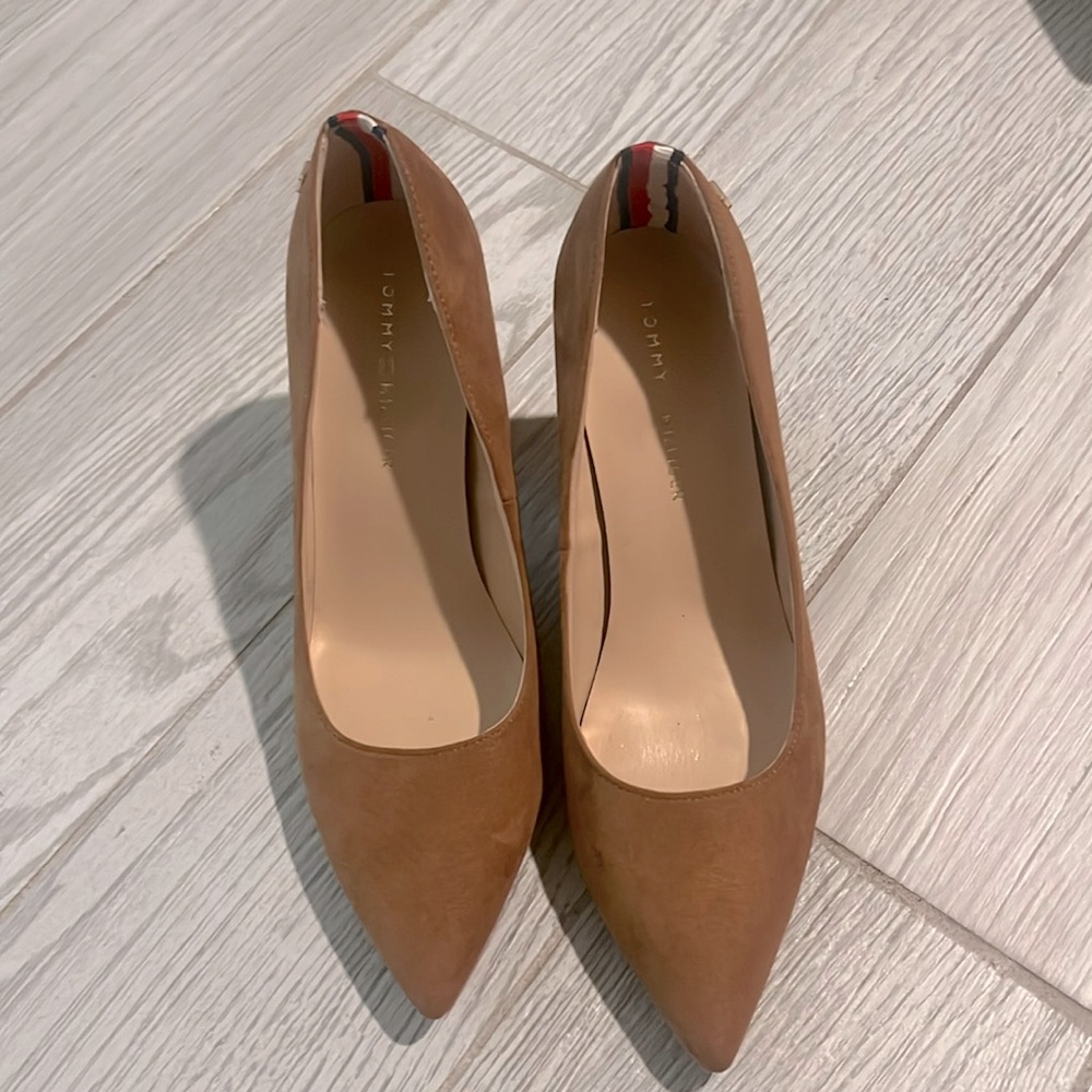 Tommy Hilfiger cognac suede pumps